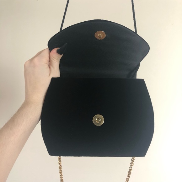 ✨Crossbody Black Bag w/ Gold Colored Chain Detail✨ - Picture 4 of 4